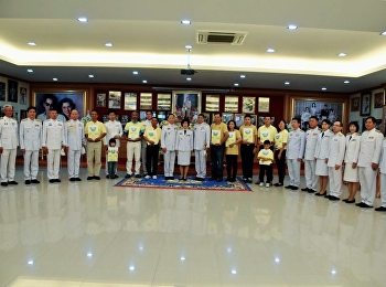 The Royal Bestowal Ceremony of
Commemorative Plaque and Un Ai Rak Super
Biker Coat  in front of King Rama 10’s
Trefoil