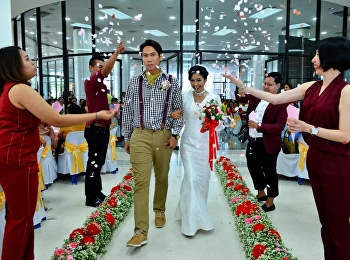 ภาพบรรยากาศงานมงคลสมรสของคู่บ่าว – สาว
ซึ่งมาเช่าพื้นที่บริเวณอาคารหอประชุม 500
ที่นั่ง ชั้น 1
ศูนย์การศึกษาจังหวัดสมุทรสงคราม
มหาวิทยาลัยราชภัฏสวนสุนันทา เมื่อวันที่
4 พฤษภาคม 2562