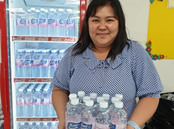 ขอขอบพระคุณ คุณนฤมล ดีชัยยะ
ที่อุดหนุนน้ำดื่มตรา “ Keaw Sunandha”
(แก้วสุนันทา) น้ำดื่มสะอาด ปลอดภัย
มีคุณภาพ
ที่ได้รับรองคุณภาพจากองค์การอาหารและยา
มีวางจำหน่ายที่ศูนย์อาหาร SKM Food
Center