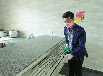 ราชภัฏสวนสุนันทา “ ศูนย์ฯสมุทรสงคราม”
ดำเนินมาตรการเชิงรุกป้องกันไวรัสโควิด-19
เพิ่มความถี่ทำความสะอาด ฆ่าเชื้อโรค
ภายในศูนย์อาหาร SKM  CENTER