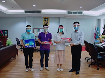 รก.ผู้อำนวยการ “ราชภัฏสวนสุนันทา”
ศูนย์ฯสมุทรสงคราม    มอบหน้ากาก -
FaceShieldDIY  ให้แก่พ่อเมืองสมุทรสงคราม
ภายใต้    โครงการ “SSRU
เสริมพลังสู้ฝ่าวิกฤตโควิด-19”