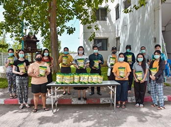 รก.ผู้อำนวยการ “ราชภัฏสวนสุนันทา”
ศูนย์ฯสมุทรสงคราม
เป็นตัวแทนมอบข้าวสารปันสุขให้แก่นักศึกษาภายในหอพัก