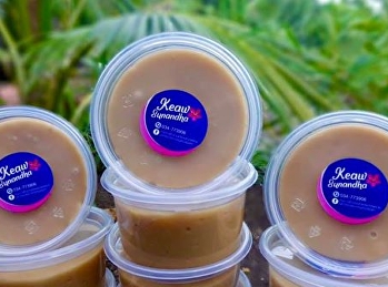 น้ำตาละพร้าวที่คัดสรรมาอย่างดี
บรรจุในกระปุกพลาสติกที่สะอาด ปลอดภัย
ทนทาน ได้มาตรฐาน