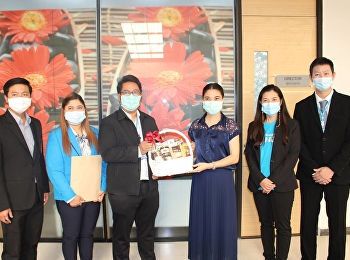 Manager of Krungthai Bank, Samut
Songkhram Branch, Gave a New Year Gift
Basket to the Acting Director of 