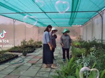 Assistant Professor Dr. Pimporn
Thongmuang, Director of Samut Songkhram
Provincial Education Center Visit the
vegetable garden plot in the Samut
Songkhram Educational Center area. To
follow up on a prototype project to grow
vegetables, garden, edible fenc