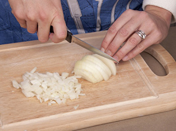 วิธีหั่นหอมใหญ่แบบไม่เสียน้ำตา
เลิกร้องไห้ได้แล้ว