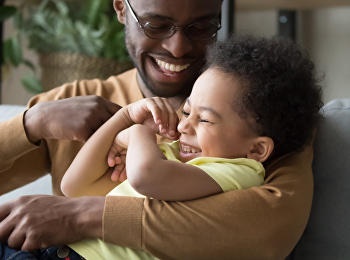 อาการบ้าจี้สามารถพบได้ในบุคคลทั่วไป
เมื่อร่างกายถูกกระตุ้นด้วยการสัมผัสในบริเวณที่ไวต่อความรู้สึก
เช่น บริเวณเอว คอ หรือฝ่าเท้า
จะมีอาการตกใจหรือหัวเราะไม่หยุด