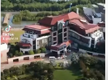 บุคลากรฝ่ายดูแลอาคารและสถานที่
ศูนย์การศึกษาจังหวัดสมุทรสงคราม
มหาวิทยาลัยราชภัฏสวนสุนันทา นำทีมแม่บ้าน
คนสวน
ลุยงานตามที่ได้รับมอบหมายจากผู้บริหารเพื่อทำหน้าที่ให้บริการซ่อมบำรุงอาคารและระบบอุปกรณ์
ตลอดจนภูมิทัศน์ภายในมหาวิทยาลัย
รวมถึงดูแลด้านความสะอาดแ